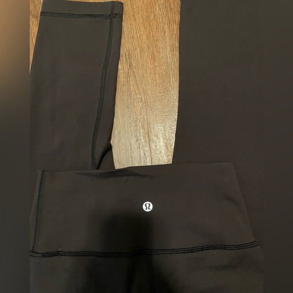 Lululemon crops - Picture 2 of 2